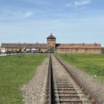 Un voyage au nom de la mémoire à Auschwitz
